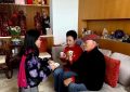 77岁还能在春晚压轴，没儿没女却一屋子人给她拜年缩略图