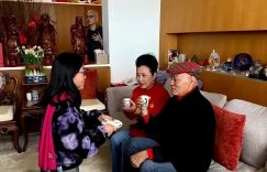 77岁还能在春晚压轴，没儿没女却一屋子人给她拜年缩略图