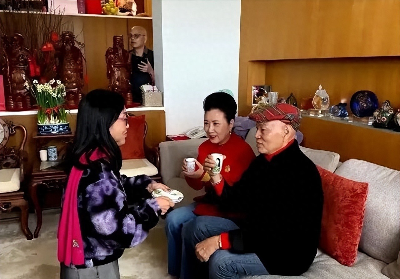 77岁还能在春晚压轴，没儿没女却一屋子人给她拜年插图