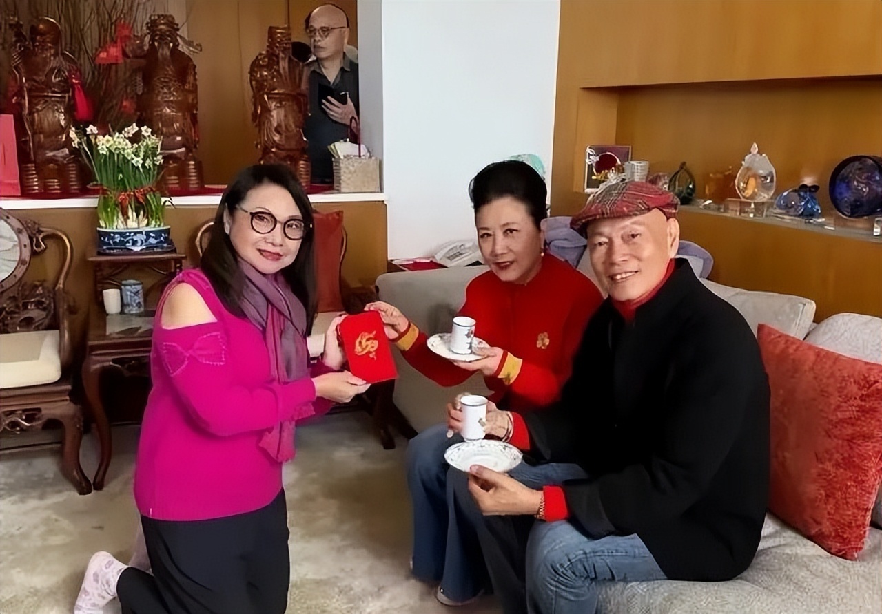 77岁还能在春晚压轴，没儿没女却一屋子人给她拜年插图1