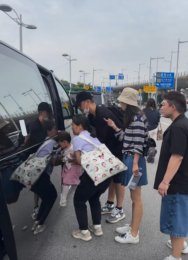 46岁任重和孙骁骁带娃逛首尔，这身材绝了！女儿长得好像爸插图1