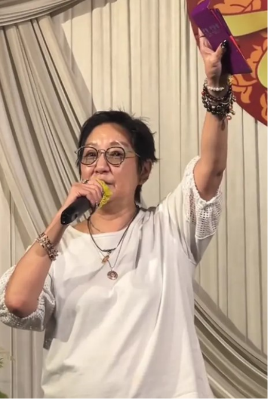 TVB老戏骨近照曝光太让人心疼,比70岁姐姐还显老,连剩酒都不放过插图1 TVB老戏骨近照曝光太让人心疼,比70岁姐姐还显老,连剩酒都不放过插图1