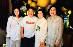 黄渤回山东给姐姐过生日，妹妹打扮超有范儿，一家人在高档餐厅吃蛋糕缩略图