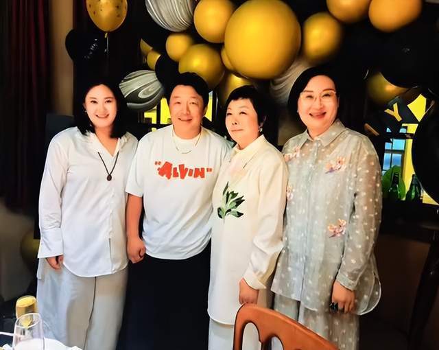 黄渤回山东给姐姐过生日,妹妹打扮超有范儿,一家人在高档餐厅吃蛋糕插图 黄渤回山东给姐姐过生日,妹妹打扮超有范儿,一家人在高档餐厅吃蛋糕插图