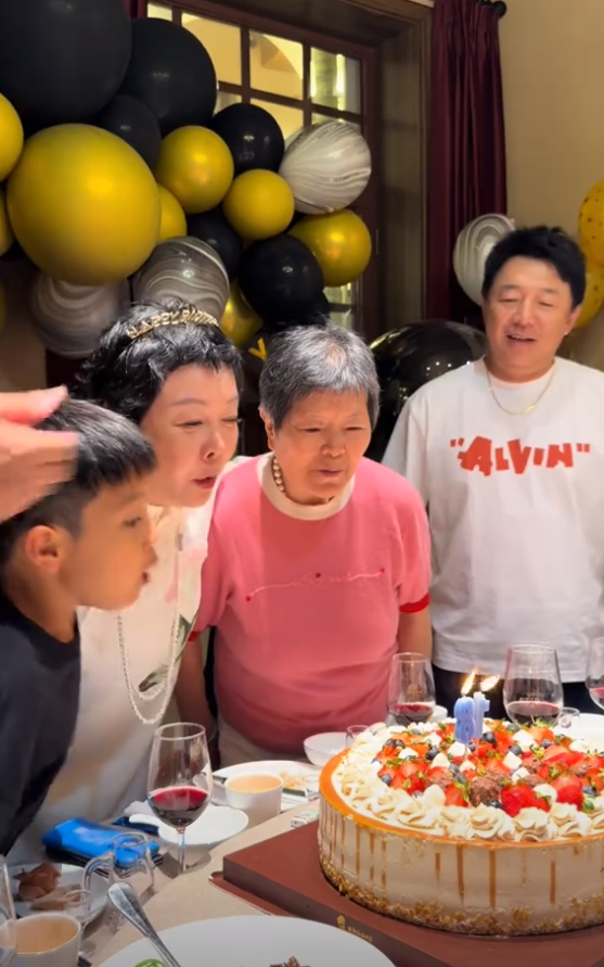 黄渤回山东给姐姐过生日,妹妹打扮超有范儿,一家人在高档餐厅吃蛋糕插图1 黄渤回山东给姐姐过生日,妹妹打扮超有范儿,一家人在高档餐厅吃蛋糕插图1