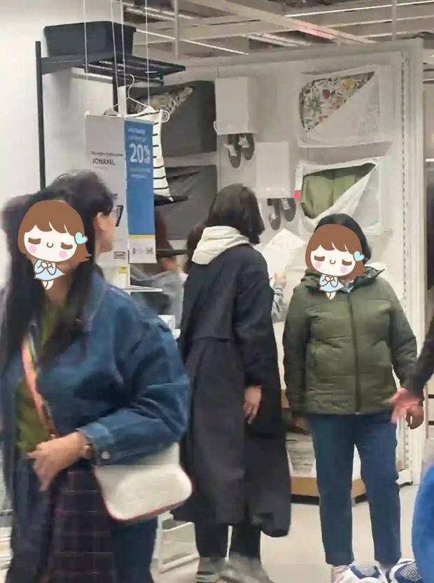 袁咏仪陪儿子去英国读书，背影又高又瘦，状态真好插图