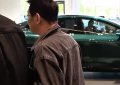 李连杰开国产车送女儿出嫁，当上岳父笑得合不拢嘴，女儿女婿没跟着一起缩略图