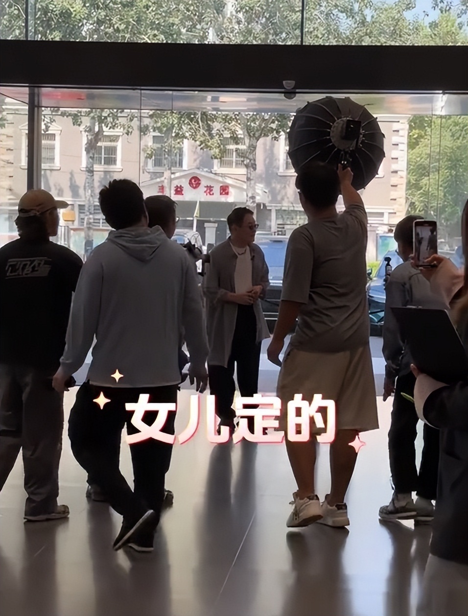 李连杰开国产车送女儿出嫁，当上岳父笑得合不拢嘴，女儿女婿没跟着一起插图1