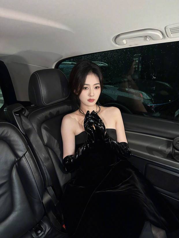 白鹿穿黑色抹胸礼服好有范儿，车内随手一拍都这么有感觉插图1