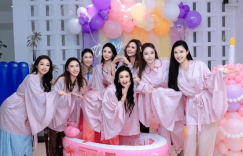 55岁钟丽缇穿睡衣开派对，和三个女儿同框像姐妹花缩略图