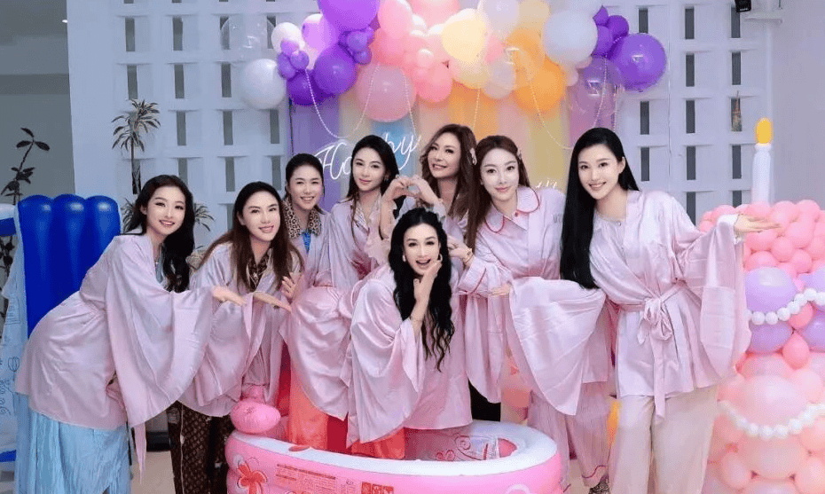 55岁钟丽缇穿睡衣开派对，和三个女儿同框像姐妹花插图