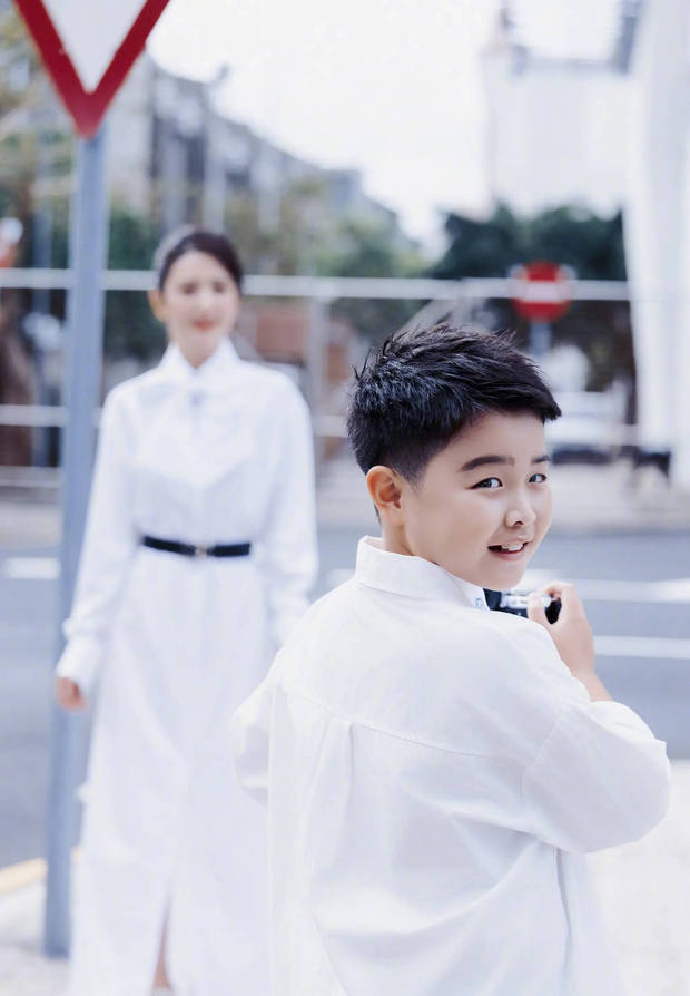 佟丽娅和朵朵同框晒照，母子俩一起上台表演，太有爱了插图