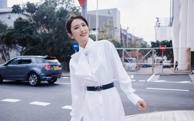 佟丽娅和朵朵同框晒照，母子俩一起上台表演，太有爱了插图1