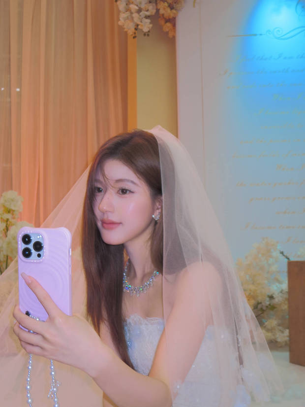 赵露思穿婚纱美炸了！眼睛亮晶晶直勾勾看着镜头，太耀眼了插图