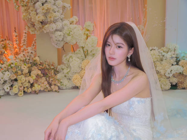 赵露思穿婚纱美炸了！眼睛亮晶晶直勾勾看着镜头，太耀眼了插图1