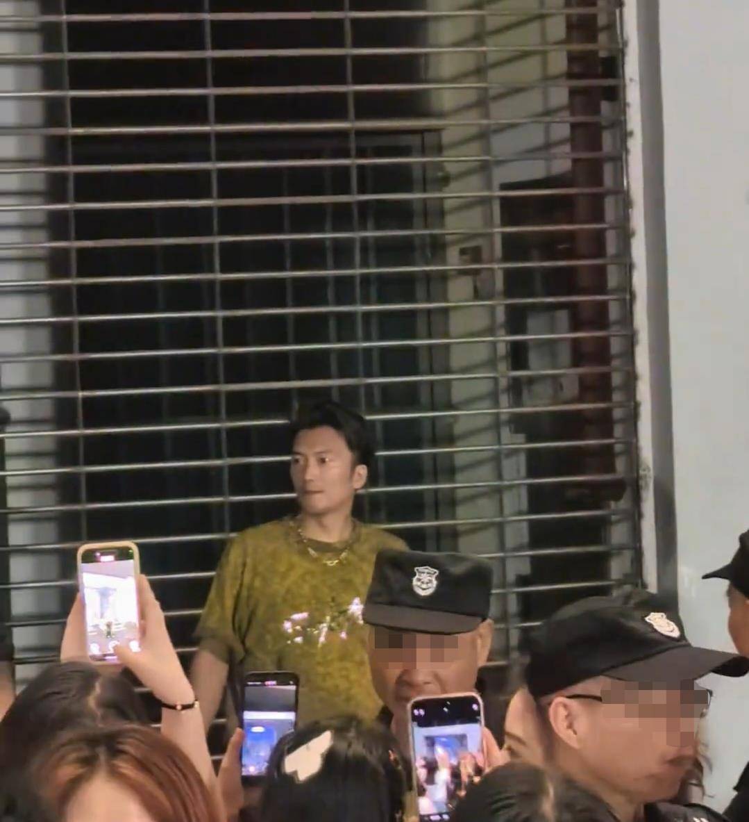谢霆锋重庆开唱,模仿者太像惹围观,粉丝追着拍,保安喊破喉咙:是假的!插图 谢霆锋重庆开唱,模仿者太像惹围观,粉丝追着拍,保安喊破喉咙:是假的!插图