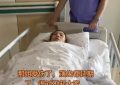 女歌手演出时意外受伤，脊椎出问题站不起来，现场观众喊退票缩略图