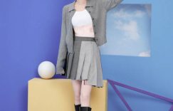 杨幂穿灰裙子卷发超减龄，跟少女一样活泼缩略图