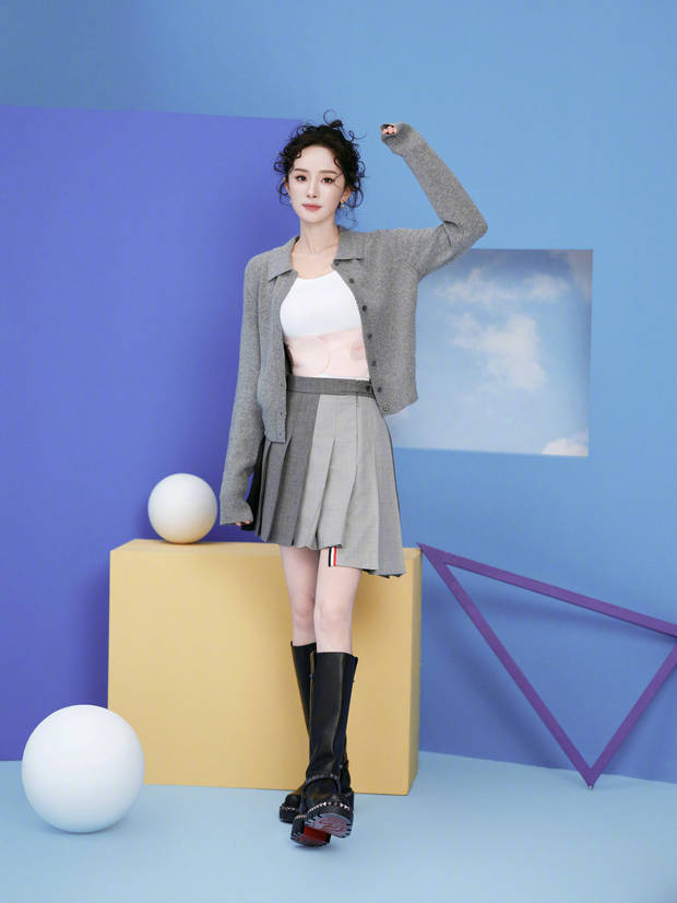 杨幂穿灰裙子卷发超减龄,跟少女一样活泼插图 杨幂穿灰裙子卷发超减龄,跟少女一样活泼插图