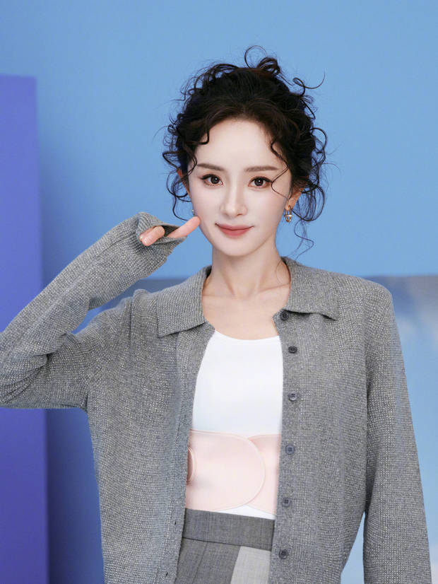 杨幂穿灰裙子卷发超减龄,跟少女一样活泼插图1 杨幂穿灰裙子卷发超减龄,跟少女一样活泼插图1