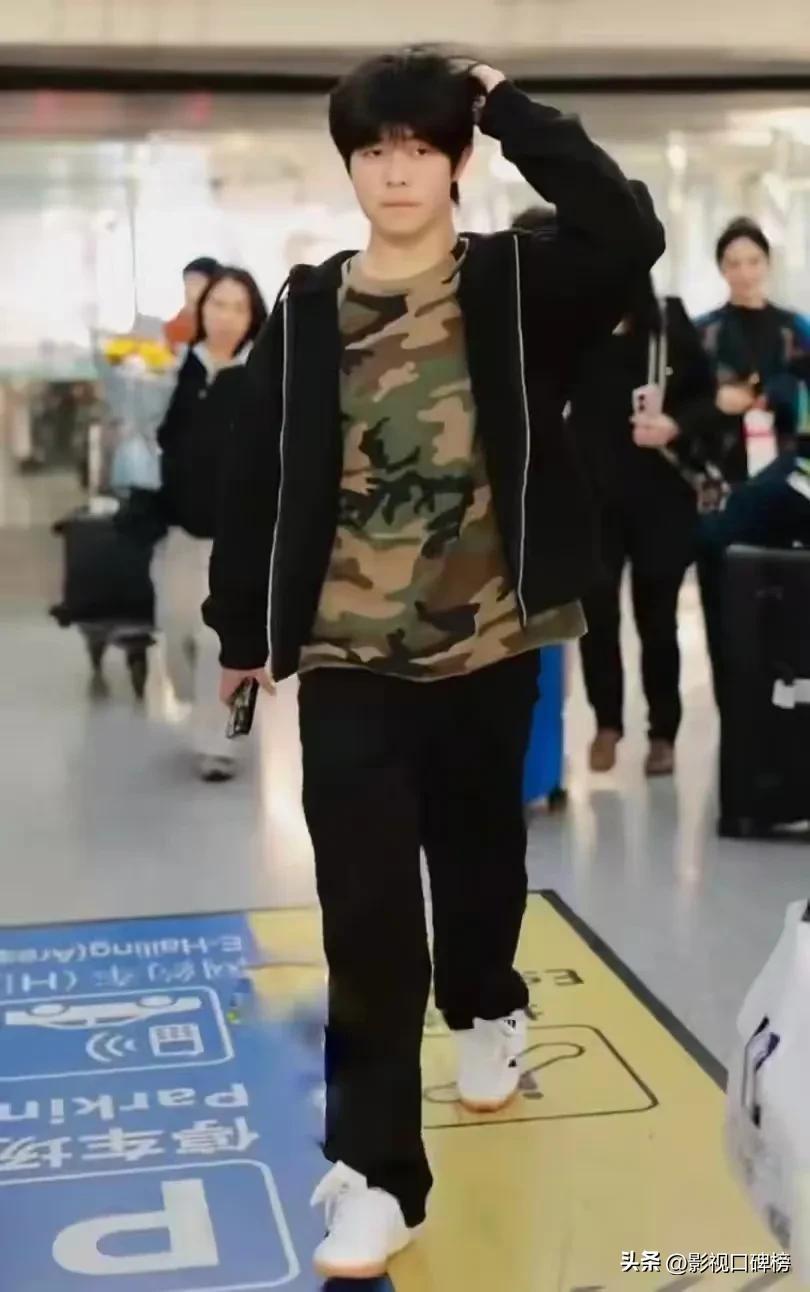 胡可沙溢机场接儿子,14岁安吉长这么高了?瘦下来比老爸还帅插图1 胡可沙溢机场接儿子,14岁安吉长这么高了?瘦下来比老爸还帅插图1