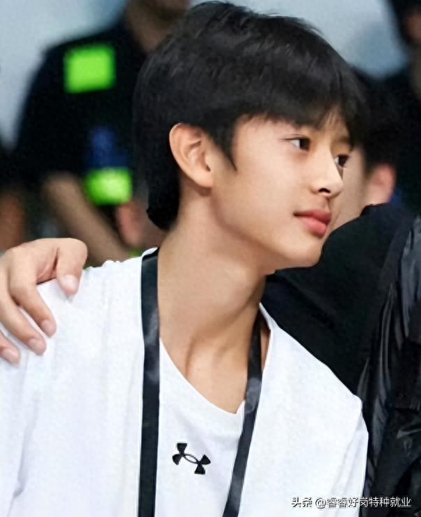 孙俪儿子长这么帅了？才13岁快1米8，邓超后继有人啊插图