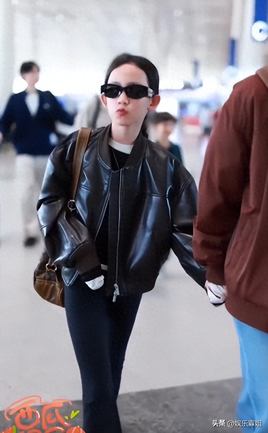黄磊二闺女机场亮相,皮衣喇叭裤配机车包,又酷又时髦!插图 黄磊二闺女机场亮相,皮衣喇叭裤配机车包,又酷又时髦!插图