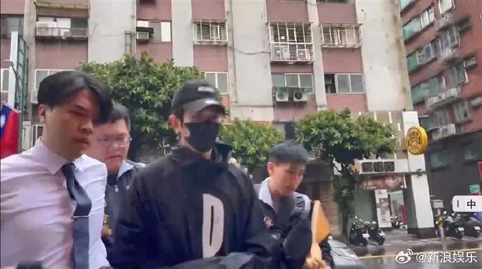 贾静雯回应老公被警方带走：吓坏了，孩子看到爸爸被铐都吓懵了插图1