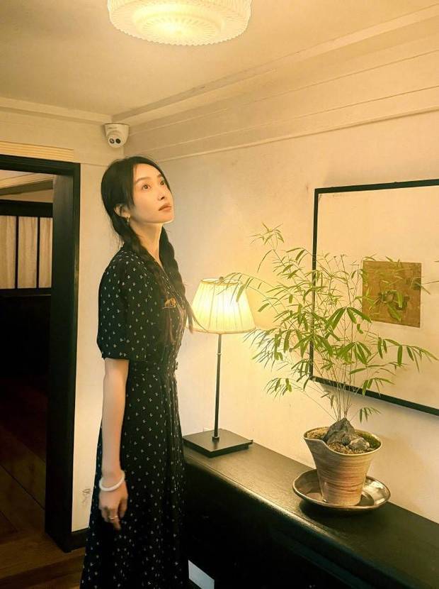 宋茜穿波点碎花裙超甜，阳光下走着走着就美翻了插图