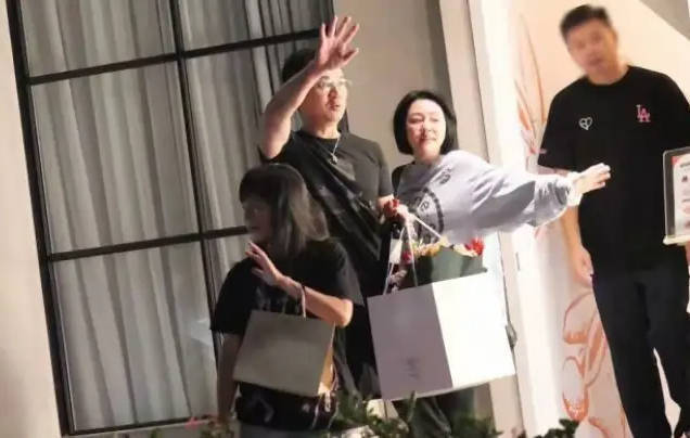 小S一家聚会庆功，具俊晔给妈妈按摩，许雅钧全程都在插图