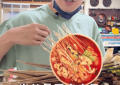 谢霆锋打卡重庆小馆，吃串串香辣到过瘾，一脸满足缩略图