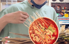 谢霆锋打卡重庆小馆，吃串串香辣到过瘾，一脸满足缩略图