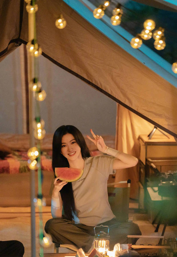 景甜露营照太甜了!吃西瓜比心,满满少女感插图 景甜露营照太甜了!吃西瓜比心,满满少女感插图