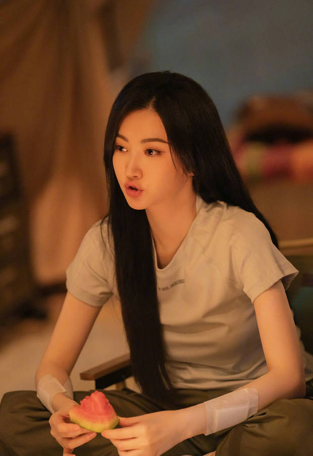 景甜露营照太甜了!吃西瓜比心,满满少女感插图1 景甜露营照太甜了!吃西瓜比心,满满少女感插图1