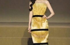 杨幂穿金裙子太抢眼了,像朵金色花儿一样美炸了缩略图 杨幂穿金裙子太抢眼了,像朵金色花儿一样美炸了缩略图