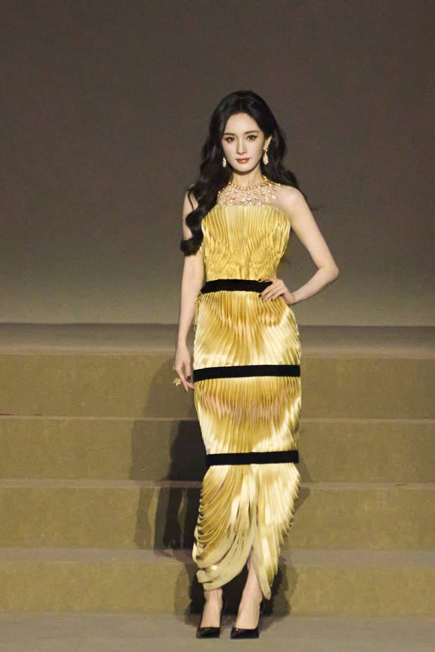 杨幂穿金裙子太抢眼了,像朵金色花儿一样美炸了插图 杨幂穿金裙子太抢眼了,像朵金色花儿一样美炸了插图