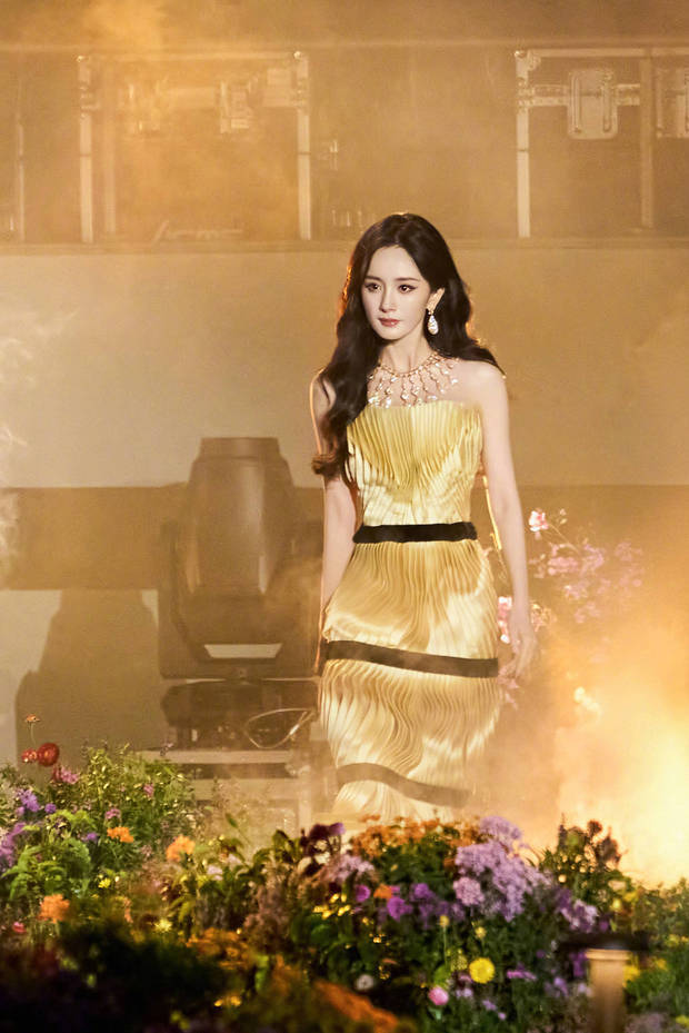 杨幂穿金裙子太抢眼了,像朵金色花儿一样美炸了插图1 杨幂穿金裙子太抢眼了,像朵金色花儿一样美炸了插图1