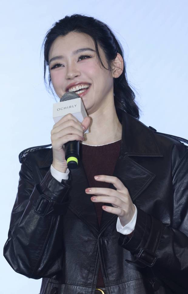 奚梦瑶现身活动大秀长腿，超模范儿十足状态超好插图1