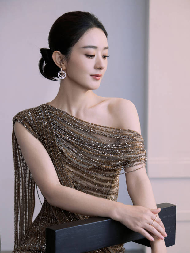 赵丽颖穿金色流苏小短裙,走路带风气场全开插图1 赵丽颖穿金色流苏小短裙,走路带风气场全开插图1