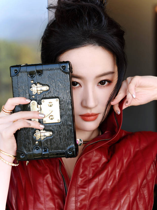 刘亦菲穿红皮衣配丸子头,这复古范儿也太绝了!插图 刘亦菲穿红皮衣配丸子头,这复古范儿也太绝了!插图