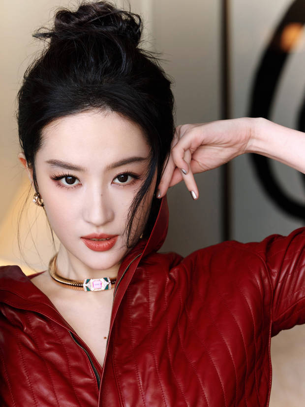 刘亦菲穿红皮衣配丸子头,这复古范儿也太绝了!插图1 刘亦菲穿红皮衣配丸子头,这复古范儿也太绝了!插图1