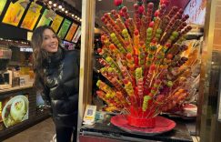 谷爱凌冬日街拍曝光！偶遇老北京糖葫芦，甜笑太治愈了缩略图