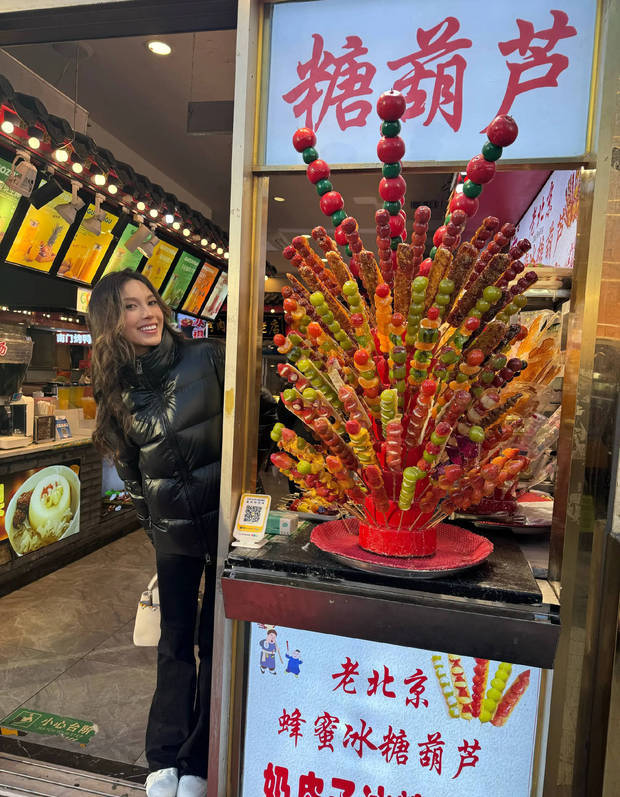 谷爱凌冬日街拍曝光！偶遇老北京糖葫芦，甜笑太治愈了插图