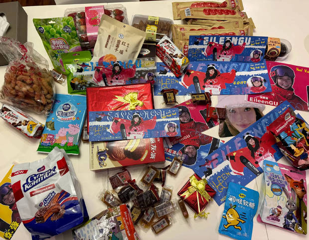 谷爱凌冬日街拍曝光！偶遇老北京糖葫芦，甜笑太治愈了插图1