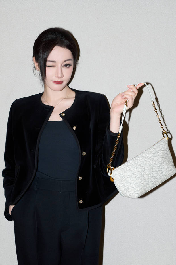 又酷又甜!迪丽热巴暗黑穿搭超吸睛,对镜wink甜翻了插图 又酷又甜!迪丽热巴暗黑穿搭超吸睛,对镜wink甜翻了插图