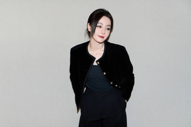 又酷又甜!迪丽热巴暗黑穿搭超吸睛,对镜wink甜翻了插图1 又酷又甜!迪丽热巴暗黑穿搭超吸睛,对镜wink甜翻了插图1