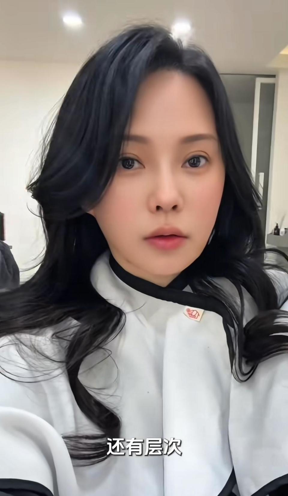 伊能静飞韩国做头发被拍!素颜照流出,脸垮得厉害,卸妆前后差太多插图1 伊能静飞韩国做头发被拍!素颜照流出,脸垮得厉害,卸妆前后差太多插图1