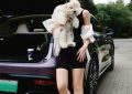 刘亦菲素颜蹲酒店门口哄狗，抱宠物上车的样子太真实了！缩略图