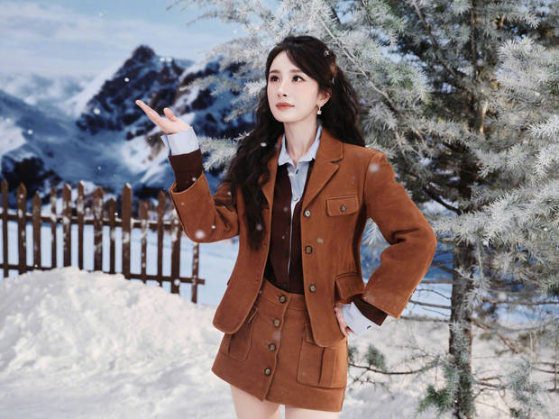 杨幂雪地甜翻了！短裙露长腿，秒变甜美少女插图1