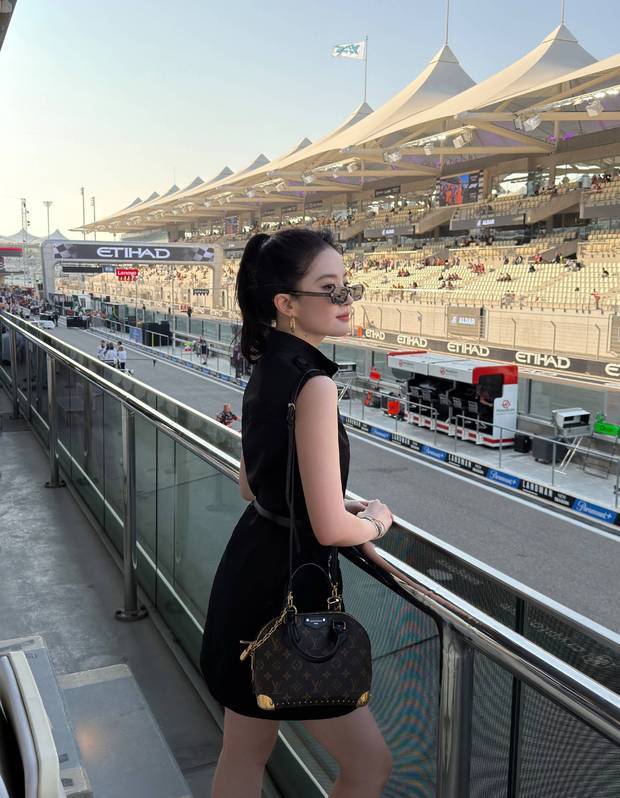 刘亦菲现身F1阿布扎比站,一身黑超飒!插图 刘亦菲现身F1阿布扎比站,一身黑超飒!插图